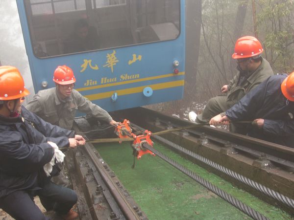 圖為國家索檢中心專家在九華股份纜車分公司檢測纜車鋼絲繩